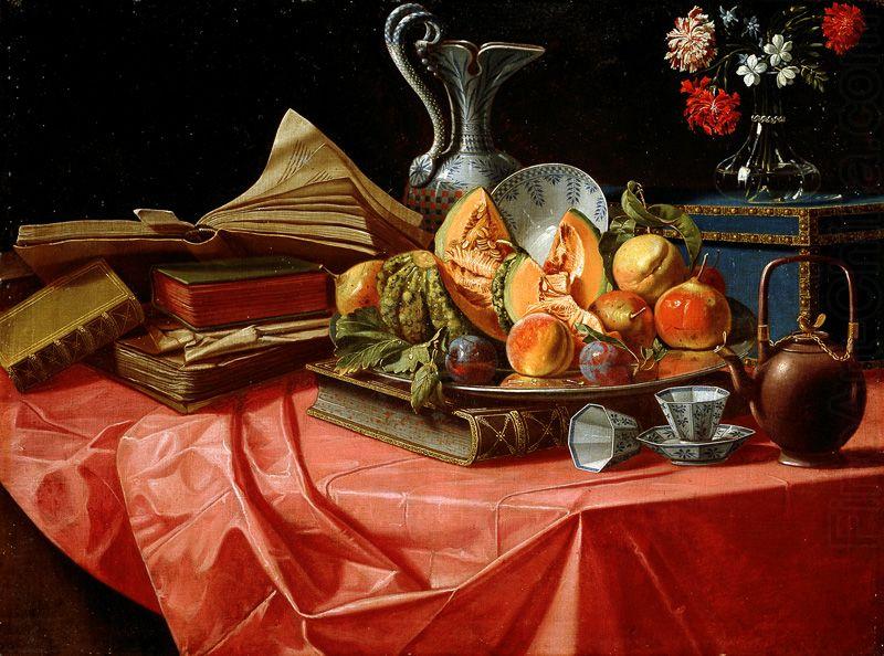 Cristoforo Munari vasetto di fiori e teiera su tavolo coperto da tovaglia rossa
